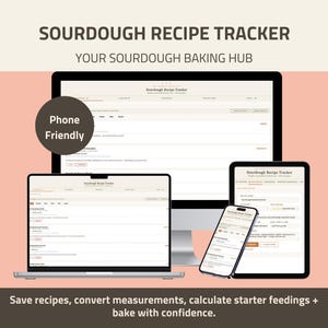 Puede incluir: Un rastreador digital de recetas de masa madre que se muestra en una computadora portátil, un monitor de escritorio, una tableta y un teléfono inteligente. El texto dice "SOURDOUGH RECIPE TRACKER" y "YOUR SOURDOUGH BAKING HUB". La imagen también incluye el texto "Phone Friendly".