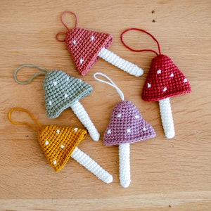 Pendentif champignon porte-bonheur en coton biologique crocheté dans les couleurs de votre choix, porte-clés porte-bonheur pour l'inscription à l'école, l'examen, le réveillon du Nouvel An, le nouveau départ