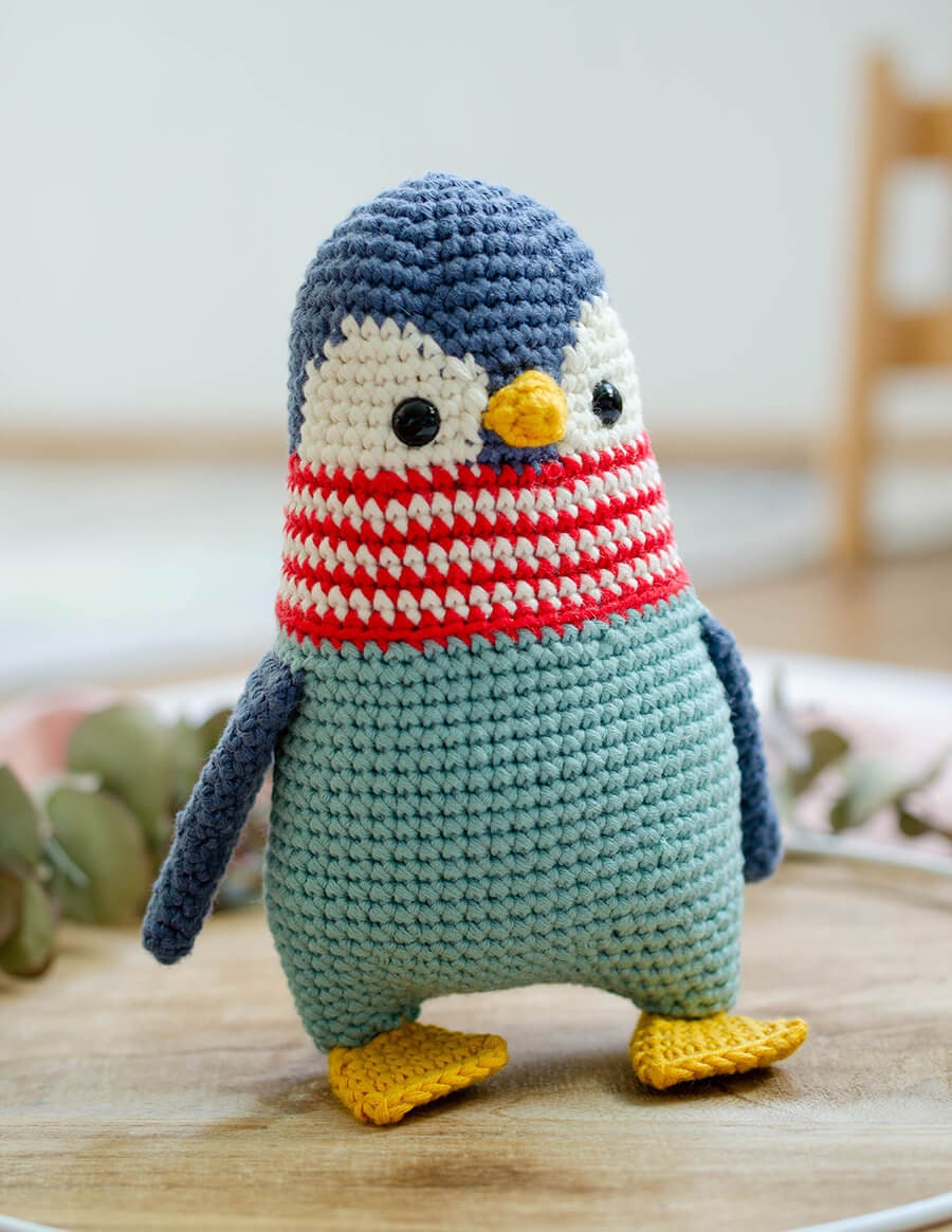 Crocheted penguin | Made from organic cotton | Available with a Christmas hat | Available in custom colors