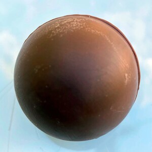 Peut inclure: Une grande sph&egrave;re de chocolat brun fonc&eacute;.