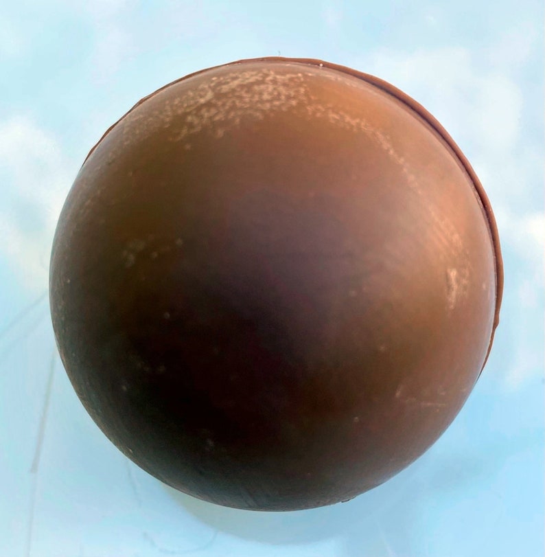 Peut inclure: Une grande sph&egrave;re de chocolat brun fonc&eacute;.