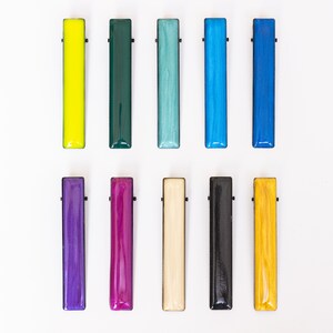Peut inclure: Dix pinces &agrave; cheveux color&eacute;es dans une vari&eacute;t&eacute; de couleurs, notamment le jaune, le vert, le bleu, le violet, le rose, la cr&egrave;me, le noir et l'or. Les pinces sont toutes de la m&ecirc;me taille et de la m&ecirc;me forme, et elles sont dispos&eacute;es en deux rang&eacute;es de cinq.