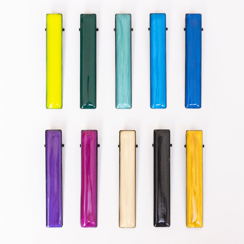Peut inclure: Dix pinces &agrave; cheveux color&eacute;es dans une vari&eacute;t&eacute; de couleurs, notamment le jaune, le vert, le bleu, le violet, le rose, la cr&egrave;me, le noir et l'or. Les pinces sont toutes de la m&ecirc;me taille et de la m&ecirc;me forme, et elles sont dispos&eacute;es en deux rang&eacute;es de cinq.
