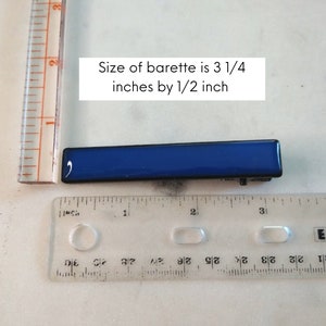 Peut inclure: Une barrette bleue mesurant 8,25 cm sur 1,25 cm, pr&eacute;sent&eacute;e &agrave; c&ocirc;t&eacute; d'une r&egrave;gle.