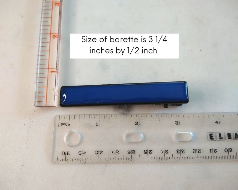 Peut inclure: Une barrette bleue mesurant 8,25 cm sur 1,25 cm, pr&eacute;sent&eacute;e &agrave; c&ocirc;t&eacute; d'une r&egrave;gle.