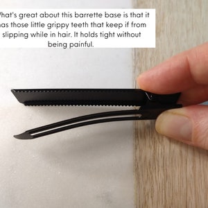 Peut inclure: Une barrette en m&eacute;tal noir avec une base dentel&eacute;e et une pince en m&eacute;tal incurv&eacute;e. La barrette est con&ccedil;ue pour maintenir les cheveux en place.