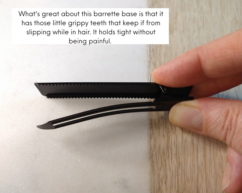 Peut inclure: Une barrette en m&eacute;tal noir avec une base dentel&eacute;e et une pince en m&eacute;tal incurv&eacute;e. La barrette est con&ccedil;ue pour maintenir les cheveux en place.