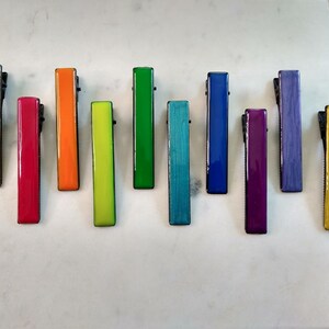 Peut inclure: Dix pinces &agrave; cheveux color&eacute;es dans un motif arc-en-ciel. Les pinces sont en m&eacute;tal et ont une finition brillante. Les couleurs sont jaune, orange, rouge, vert, bleu, violet et cr&egrave;me clair.