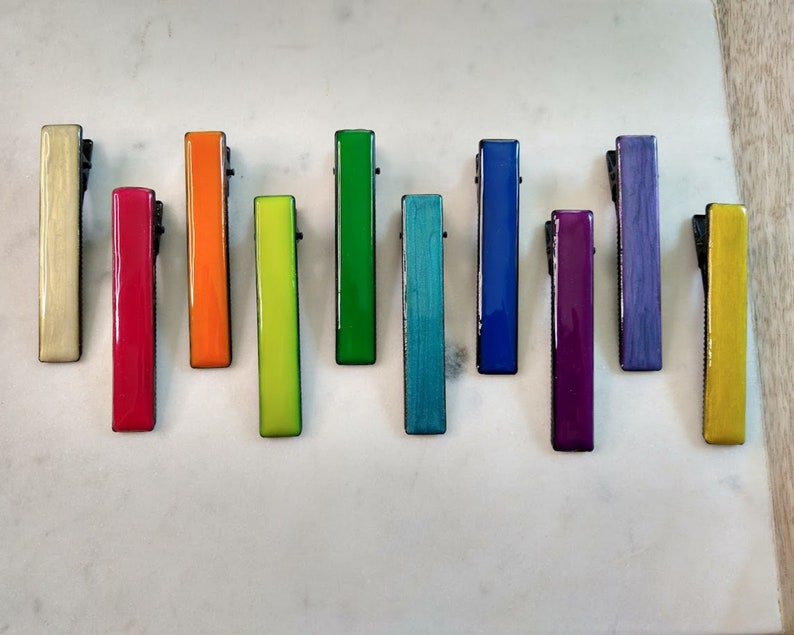Peut inclure: Dix pinces &agrave; cheveux color&eacute;es dans un motif arc-en-ciel. Les pinces sont en m&eacute;tal et ont une finition brillante. Les couleurs sont jaune, orange, rouge, vert, bleu, violet et cr&egrave;me clair.