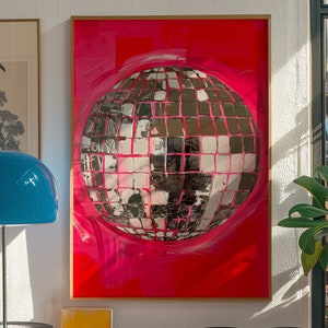 Impresión artística de pared roja, póster de periódico con bola de discoteca, decoración editorial retro, obra de arte con un ambiente festivo audaz, póster impreso estilo años 70 para el hogar.