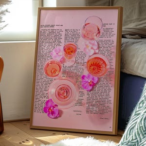 Póster de cóctel rosa, elegante impresión de arte mural para bar, ilustración de bebida pastel, decoración con efecto de papel texturizado, obra de arte de estilo retro femenino.