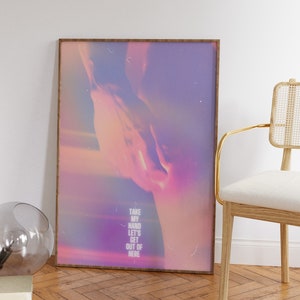 Op de afbeelding: Een ingelijst drukwerk met een roze en paarse gradiënt achtergrond. Twee handen zijn in het midden van de afbeelding in elkaar gegrepen. De tekst "TAKE MY HAND LET'S GET OUT OF HERE" is in wit onderaan het drukwerk gedrukt.