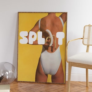Puede incluir: Un traje de baño blanco con la palabra "SPLT" escrita en letras blancas sobre un fondo amarillo. Una banana se está pelando detrás del traje de baño.