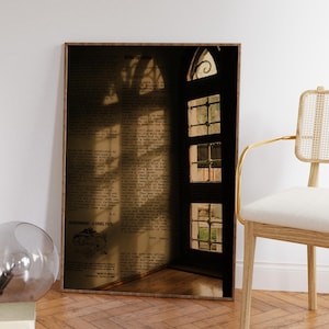 Puede incluir: Una impresión enmarcada de un artículo de periódico antiguo con una gran ventana en el fondo. La ventana está hecha de cristales con un marco de metal decorativo. El artículo del periódico trata sobre la guerra y tiene el título "Was on Wires".