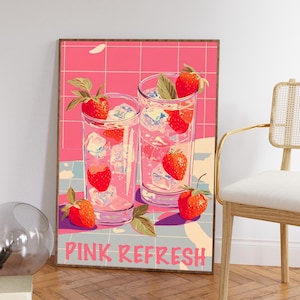 Puede incluir: Impresión enmarcada que presenta dos vasos de bebida rosa con fresas y cubitos de hielo. La obra de arte tiene un fondo rosa y azul claro con el texto "PINK REFRESH". El estilo recuerda a un póster vintage.