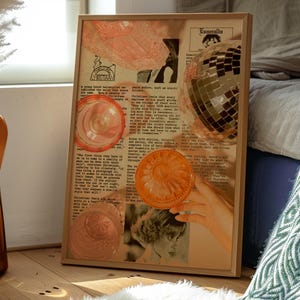 Stampa artistica collage vintage, poster retrò con palla da discoteca e bicchieri, decorazione murale nostalgica unica, design eclettico per gli amanti del vintage