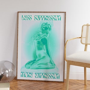 Op de afbeelding: Een ingelijste poster met een groene, abstracte figuur in een knielende houding. De tekst "Less Suppression More Expression" is in het groen gedrukt boven en onder de poster.