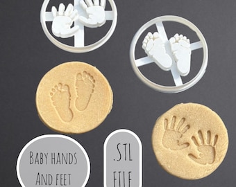 Może przedstawiać: Białe plastikowe wykrawacze do ciastek w kształcie rąk i stóp dziecka, wraz z ciastkami z pasującymi odciskami. Obraz zawiera tekst "BABY HANDS AND FEET" i ".STL FILE" na oddzielnych szarych owalach. Tło jest ciemnoszare.