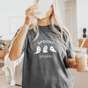 Halloween Shirt Ghost Shirt Stay Spooky Season Tshirt Ghost Tee Vintage Retro Herbst Shirt Übergroßes Tshirt Comfort Colors