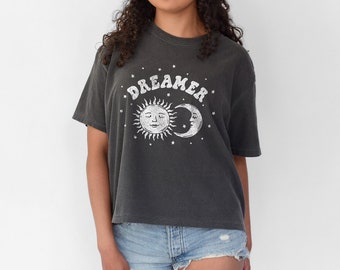 Camiseta Sol Camiseta Luna Camiseta Soñador Estrellas Camiseta Oversize (Ver tabla de tallas) Camiseta Colores Confortables Camiseta Celestial Camiseta Boho Camiseta Corta