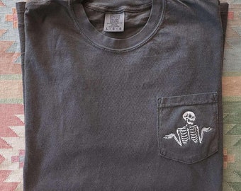 Halloween Skeleton Shirt bestickt Shrugging Skeleton Tee Skeleton T-Shirt Komfort Farben Tasche T-Shirt gruselige Damen Herren Oversized Shirt