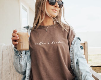 Shirt koffie en boeken schattig koffieliefhebber leraar shirt leraar waardering cadeau terug naar school schoolse bibliothecaris shirt leraar leven shirt