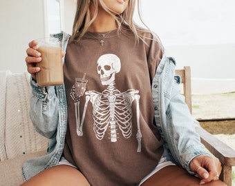 Koszulka na Halloween Iced Coffee Skeleton Skeletons Tshirt Stay Spooky Tee Spooky Season Fall Shirt Oversized Tshirt Comfort Colors