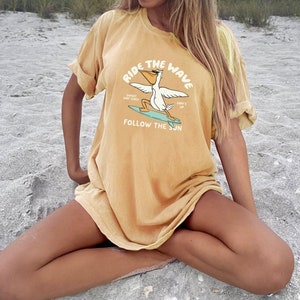 Surfing Shirt Surf's Up Pelican Beach Summer Shirt Ocean Comfort Colors Women's Shirts Oversized T-shirt Beach T Shirt Summer Tee