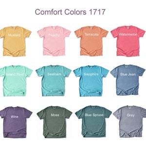 Puede incluir: Una tabla de 30 colores de camiseta diferentes de Comfort Colors 1717. Los colores est&aacute;n dispuestos en tres filas de diez. Los colores incluyen Marfil, Pl&aacute;tano, Mostaza, Melocot&oacute;n, Terracota, Sand&iacute;a, &Ntilde;ame, Expreso, Espuma de mar, Zafiro, Vaquero, Denim, Baya, Musgo, Vino, Abeto azul, Gris, Bah&iacute;a y Pimienta.