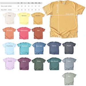 Op de afbeelding: Een maattabel voor unisex T-shirts in verschillende kleuren, waaronder ivoor, banaan, mosterd, terracotta, watermeloen, yam, chambray, zeeschuim, spijkerblauw, denim, peper, orchidee, bes, mos, blauwspar, grijs en baai. De tabel toont de lichaamslengte en -breedte in inches voor maten S tot en met 4XL.