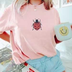 Nyckelpiga T-shirt Insekt T-shirt Nyckelpiga T-shirt Trädgård Naturälskare T-shirt Djurälskare Gåva Flickor Söt Komfortfärger Sommartröja Stor T-shirt Peachy