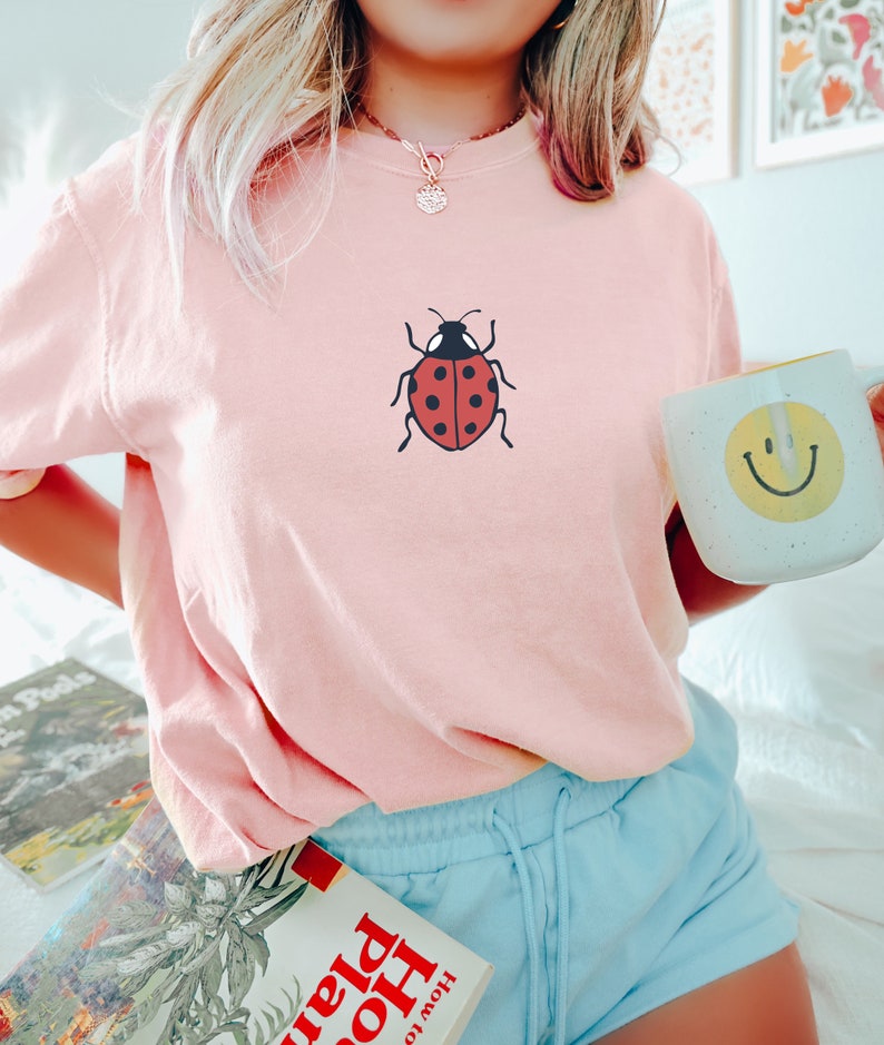 Nyckelpiga T-shirt Insekt T-shirt Nyckelpiga T-shirt Trädgård Naturälskare T-shirt Djurälskare Gåva Flickor Söt Komfortfärger Sommartröja Stor T-shirt Peachy