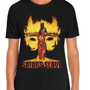 Op de afbeelding: Een zwart T-shirt met een afbeelding van een vrouw in vlammen op een kruis. De tekst "Satan's Slave" is onder de afbeelding gedrukt.