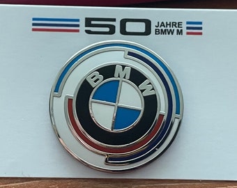 Anstecknadel „BMW 50 Jahre M Sport Special Edition“.