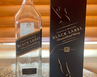 Schwarzes Etikett leere Flasche mit Box für Handwerk und Dekor.