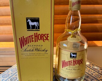 Leere weiße Pferd Whiskyflasche mit Box