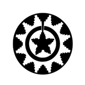 Può includere: Disegno geometrico in bianco e nero con una stella al centro. Il disegno è circolare e presenta un motivo ripetitivo di triangoli e quadrati.