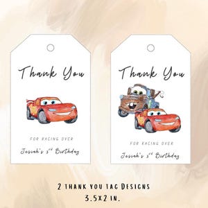 Puede incluir: Dos etiquetas de agradecimiento imprimibles con los personajes Rayo McQueen y Mate de la película Cars de Disney Pixar. Las etiquetas son blancas con texto negro y dicen "Gracias" y "Por correr sobre el 3er cumpleaños de [Nombre]". Las etiquetas miden 8,9 cm por 5,1 cm.
