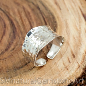Anillo tipo brazalete de plata de ley martillada hecha a mano - Banda texturizada ajustable