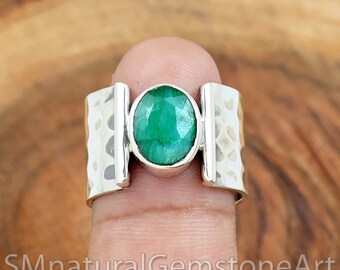 Anillo de plata esterlina con esmeralda india: anillo de banda ancha martillada