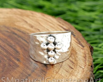 Anillo de cruz de plata esterlina: anillo de banda ancha martillada