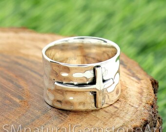 Anillo de cruz de plata de ley: banda religiosa martillada, 14 mm de ancho