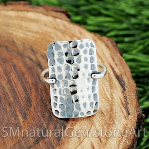 Anillo de escudo de plata de ley oxidada: textura martillada, hecho a mano