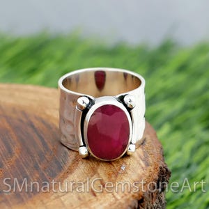 Indisk rubinring i sterlingsilver: Hamrad bred ring, Statement-smycken