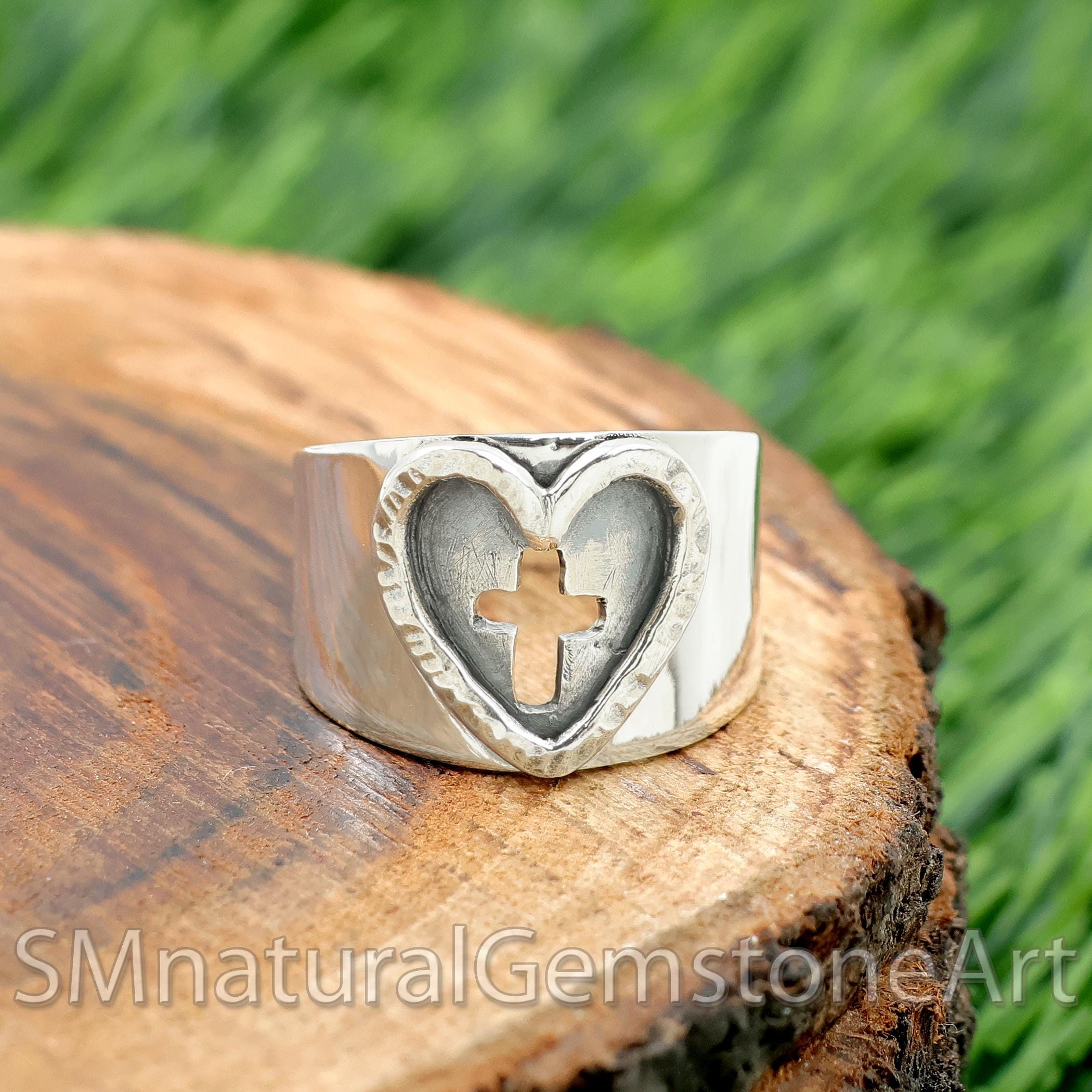 ラスティックハートクロスリング：スターリングシルバーの宗教バンド