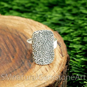Anillo de escudo de plata de ley oxidada: diseño texturizado hecho a mano