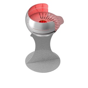 Puede incluir: Un cuenco de metal plateado con un interior rojo y un diseño decorativo. El cuenco está sobre un soporte de metal plateado.