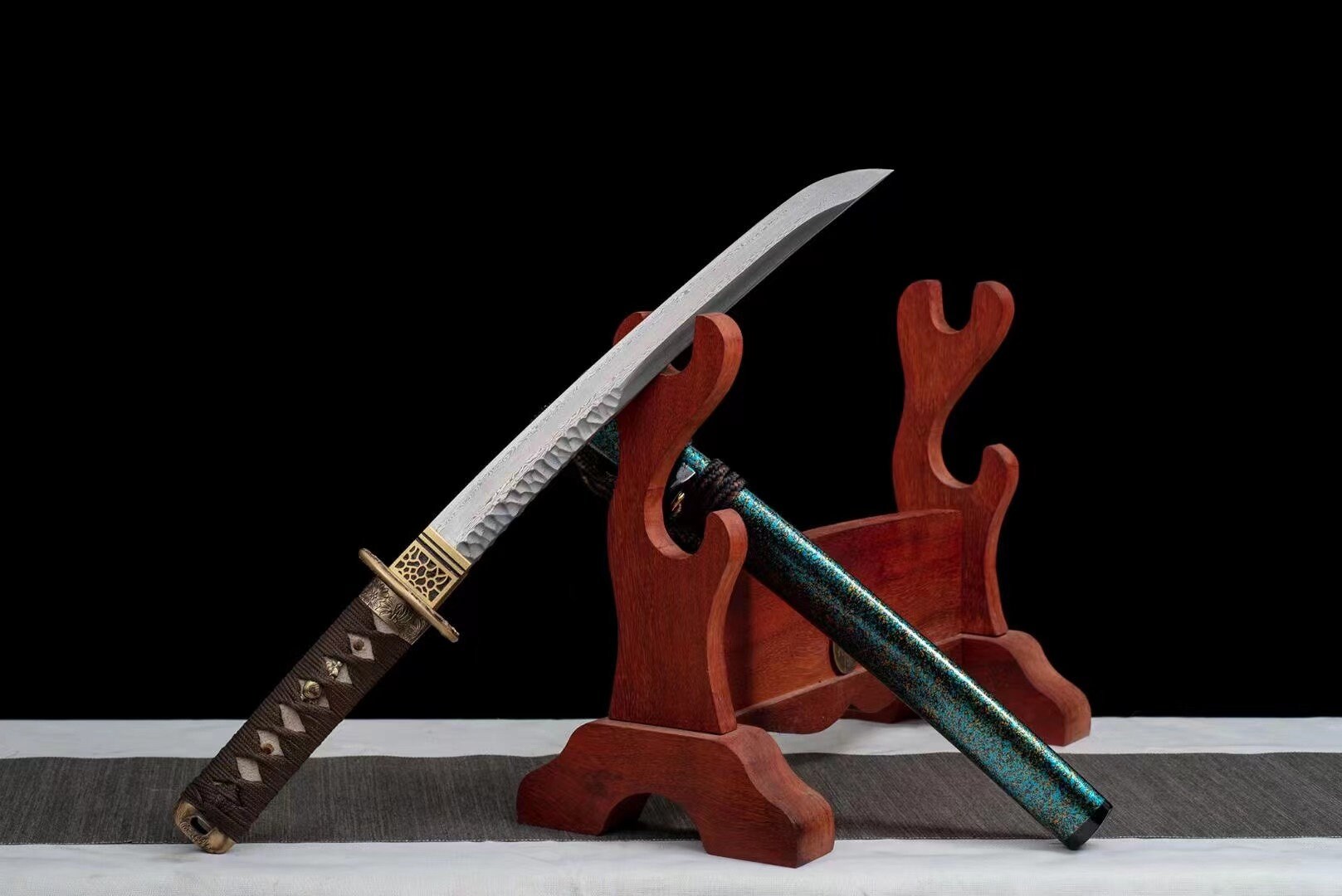 136【未開封】さむらいSAMURAI　刀子 student style 1/7 3 Pcs Red Samurai Japanese Swords Set w/ Stand 