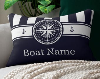Könnte beinhalten: Marineblaues rechteckiges Kissen mit nautischem Design. Es zeigt eine weiße Windrose, Anker und Streifen. Der Text "Boat Name" ist in Weiß gedruckt.
