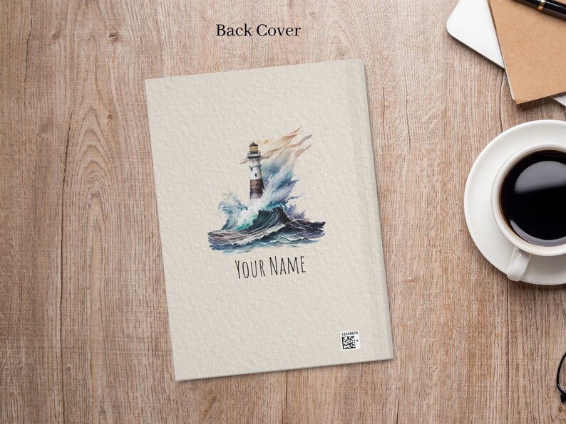 Puede incluir: Una ilustraci&oacute;n de acuarela de un faro en una costa rocosa con olas rompiendo. El texto "YOUR NAME" est&aacute; impreso debajo de la imagen.